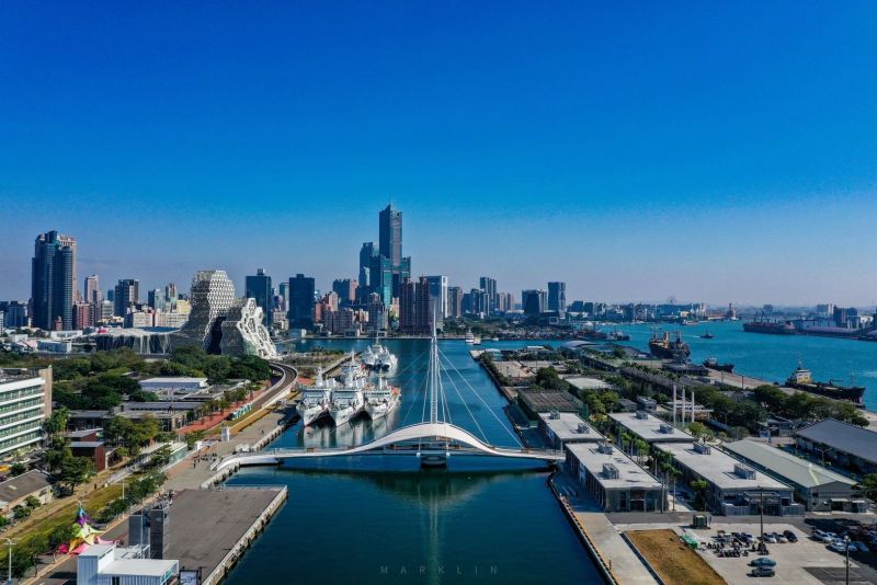 串聯駁二藝術特區與棧貳庫的大港橋，是全台首座水平旋轉景觀橋樑。照片來源：高雄港區土地開發公司。