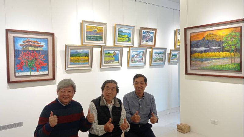劉大師與策展人楊偉廷(右)、畫廊負責人曾明楠(左)合影