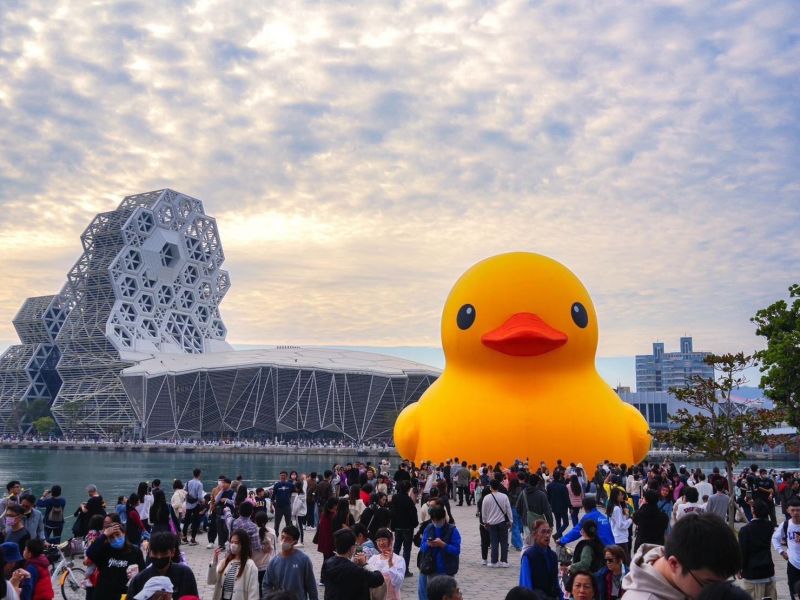 巨萌黃色小鴨吸引眾多遊客前來朝聖。（照片出處：周家鴻）  圖片來源：高市府新聞局