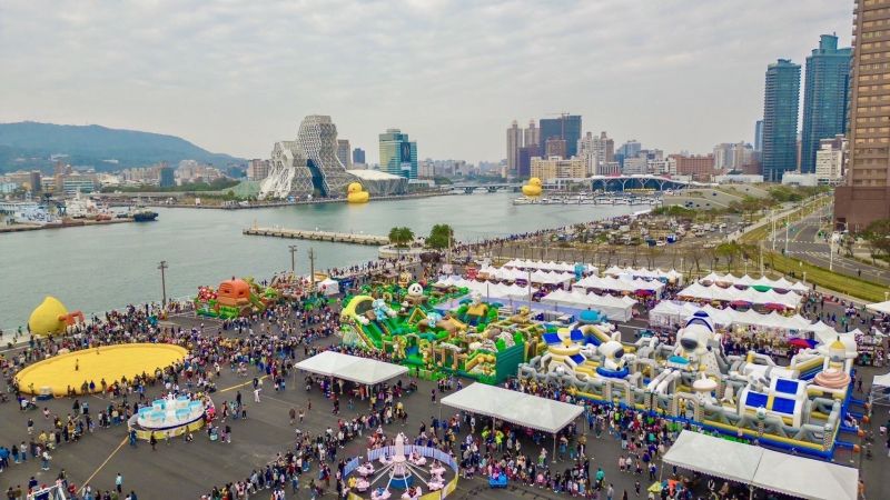 16-18號碼頭樂園白天晚上都好玩。 16-18號碼頭樂園白天晚上都好玩。