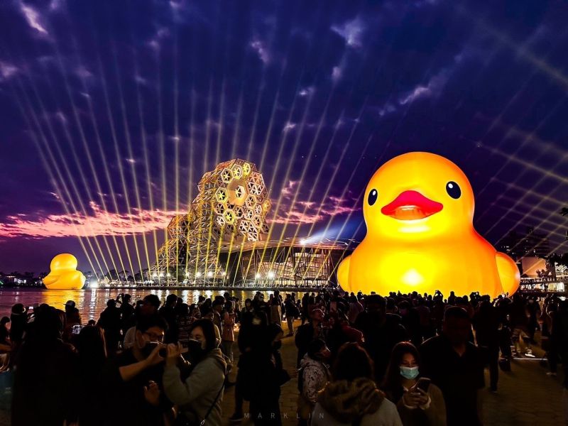 晚上搭配愛河灣燈光展演，歡迎民眾捕捉不同視角的小鴨照。