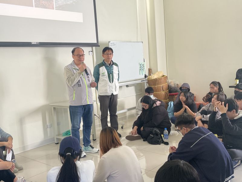 竹北市公所范明忠秘書勉勵家扶青年 圖片來源:新竹家扶中心 竹北市公所范明忠秘書勉勵家扶青年 圖片來源:新竹家扶中心