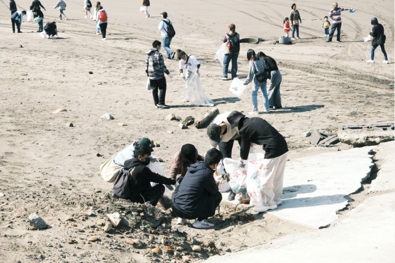 家扶青年齊心協力淨灘 圖片來源:新竹家扶中心 家扶青年齊心協力淨灘 圖片來源:新竹家扶中心