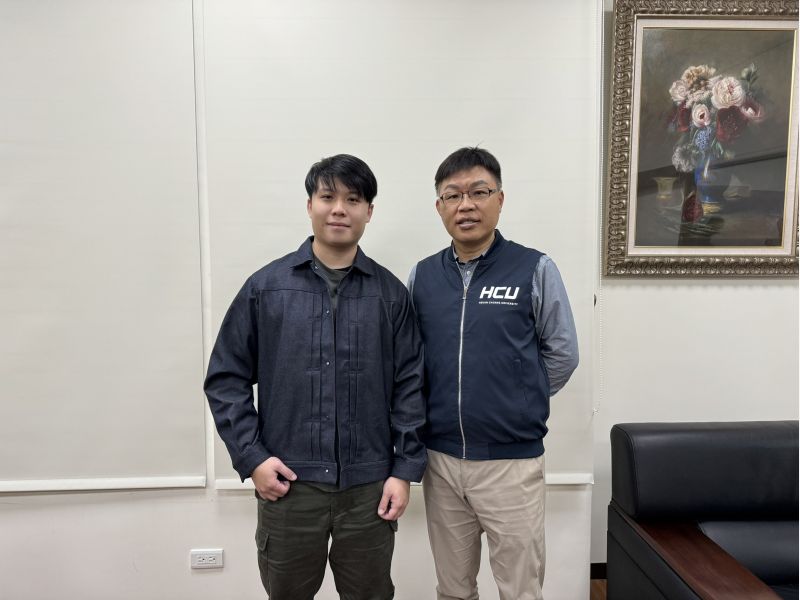 玄奘大學簡紹琦校長與畢業校友綦宗涵合影 圖片來源:玄奘大學 玄奘大學簡紹琦校長與畢業校友綦宗涵合影 圖片來源:玄奘大學