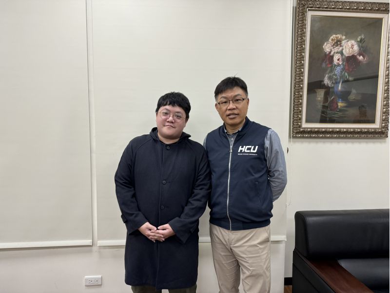 玄奘大學簡紹琦校長與畢業校友柯勝榮合影 圖片來源:玄奘大學 玄奘大學簡紹琦校長與畢業校友柯勝榮合影 圖片來源:玄奘大學