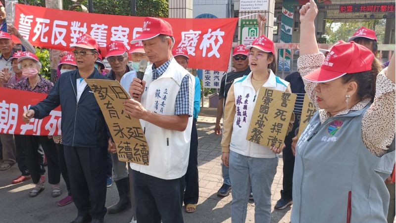 蘇清泉國會辦公室執行長洪登南代為發表三點聲明。(圖/蘇清泉團隊提供) 蘇清泉國會辦公室執行長洪登南代為發表三點聲明。(圖/蘇清泉團隊提供)