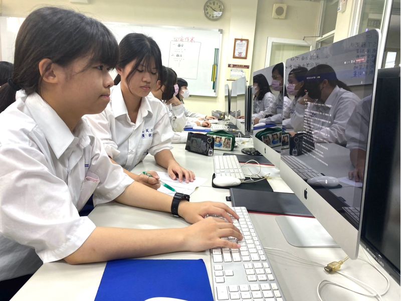 高英工商全新教學模式:生成式AI軟體融入課程 啟發學生自主學習 ChatGPT、Gemini、Adobe Firefly、Gamma 融入課程,提高學習效率 圖片來源:記者 高英工商全新教學模式:生成式AI軟體融入課程 啟發學生自主學習 ChatGPT、Gemini、Adobe Firefly、Gamma 融入課程,提高學習效率 圖片來源:記者