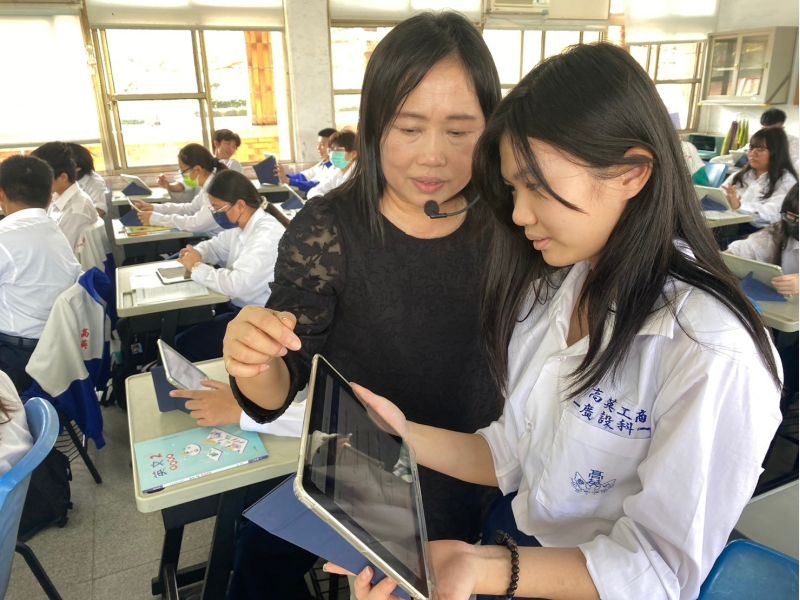 高英工商全新教學模式:生成式AI軟體融入課程 啟發學生自主學習 ChatGPT、Gemini、Adobe Firefly、Gamma 融入課程,提高學習效率 圖片來源:記者 高英工商全新教學模式:生成式AI軟體融入課程 啟發學生自主學習 ChatGPT、Gemini、Adobe Firefly、Gamma 融入課程,提高學習效率 圖片來源:記者