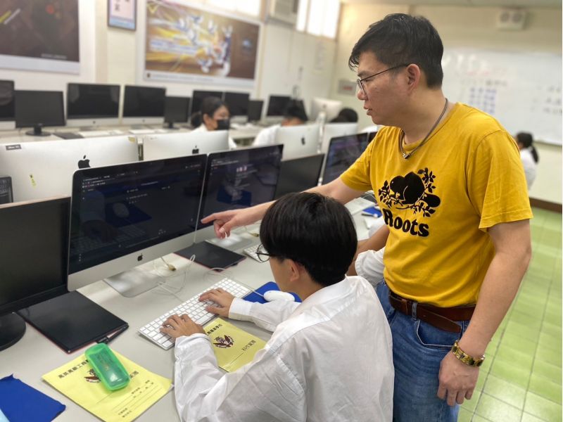高英工商全新教學模式:生成式AI軟體融入課程 啟發學生自主學習 ChatGPT、Gemini、Adobe Firefly、Gamma 融入課程,提高學習效率 圖片來源:記者 高英工商全新教學模式:生成式AI軟體融入課程 啟發學生自主學習 ChatGPT、Gemini、Adobe Firefly、Gamma 融入課程,提高學習效率 圖片來源:記者