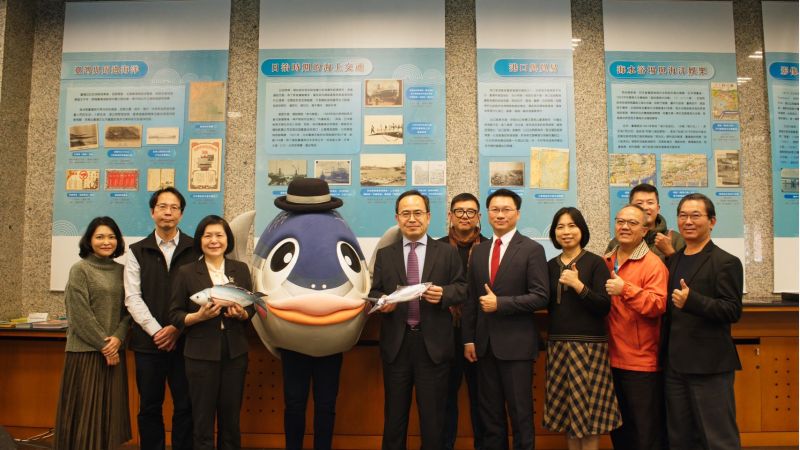 由邀請國立臺灣圖書館曹翠英館長 南臺科大副校長周德光帶領學校同仁,台南市圖書館楊馥菱館長、亞果遊艇集團王昱茗副總經理共同參與盛會合影 圖片來源:記者林清雲 由邀請國立臺灣圖書館曹翠英館長 南臺科大副校長周德光帶領學校同仁,台南市圖書館楊馥菱館長、亞果遊艇集團王昱茗副總經理共同參與盛會合影 圖片來源:記者林清雲