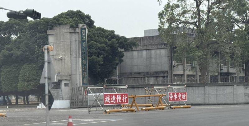 與國防部長關係非淺的前陸軍第八軍團公共事務組組長張國斌退伍後即轉為陸軍步校、陸軍官校、中正預校福利營站經理,遭到檢舉嚴重侵蝕 圖片來源:記者 與國防部長關係非淺的前陸軍第八軍團公共事務組組長張國斌退伍後即轉為陸軍步校、陸軍官校、中正預校福利營站經理,遭到檢舉嚴重侵蝕 圖片來源:記者