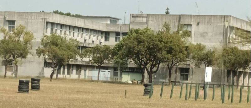 與國防部長關係非淺的前陸軍第八軍團公共事務組組長張國斌退伍後即轉為陸軍步校、陸軍官校、中正預校福利營站經理,遭到檢舉嚴重侵蝕 圖片來源:記者 與國防部長關係非淺的前陸軍第八軍團公共事務組組長張國斌退伍後即轉為陸軍步校、陸軍官校、中正預校福利營站經理,遭到檢舉嚴重侵蝕 圖片來源:記者