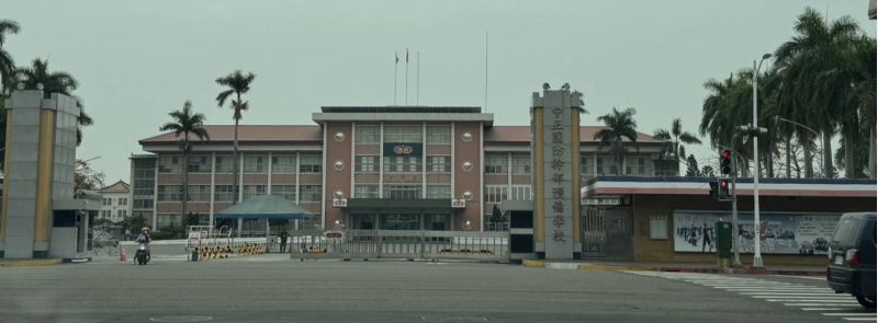 與國防部長關係非淺的前陸軍第八軍團公共事務組組長張國斌退伍後即轉為陸軍步校、陸軍官校、中正預校福利營站經理,遭到檢舉嚴重侵蝕 圖片來源:記者 與國防部長關係非淺的前陸軍第八軍團公共事務組組長張國斌退伍後即轉為陸軍步校、陸軍官校、中正預校福利營站經理,遭到檢舉嚴重侵蝕 圖片來源:記者