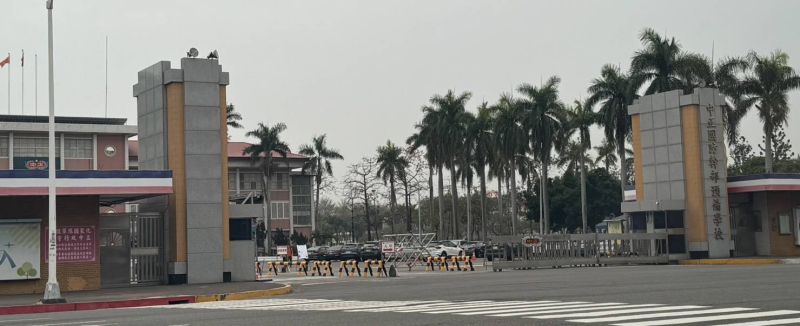 與國防部長關係非淺的前陸軍第八軍團公共事務組組長張國斌退伍後即轉為陸軍步校、陸軍官校、中正預校福利營站經理,遭到檢舉嚴重侵蝕 圖片來源:記者 與國防部長關係非淺的前陸軍第八軍團公共事務組組長張國斌退伍後即轉為陸軍步校、陸軍官校、中正預校福利營站經理,遭到檢舉嚴重侵蝕 圖片來源:記者