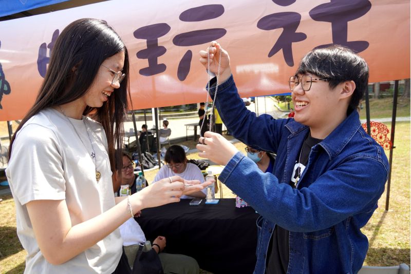 正修社博吸睛 暢玩塔羅牌 魔術驚奇連連  正修科大「龍曜新程、春榮盛鼎──社團博覽會」熱鬧登場!  圖片來源：記者