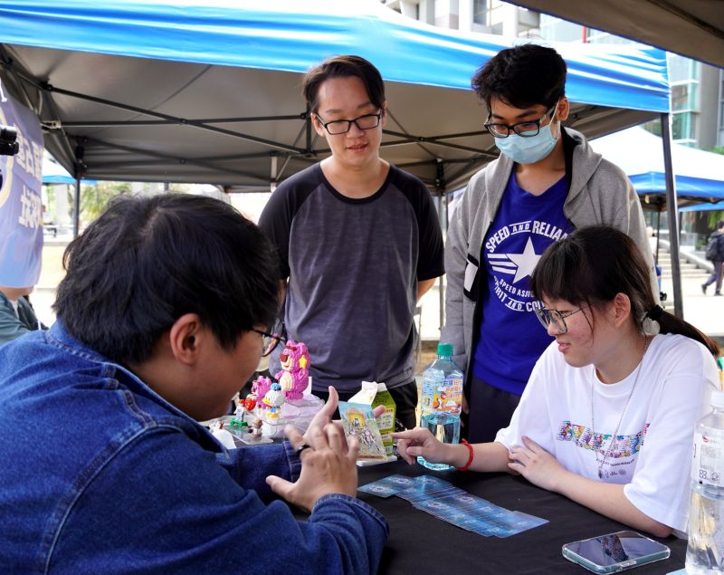 正修社博吸睛 暢玩塔羅牌 魔術驚奇連連  正修科大「龍曜新程、春榮盛鼎──社團博覽會」熱鬧登場!  圖片來源：記者