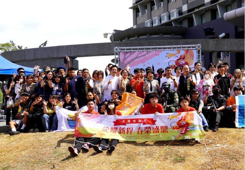 正修社博吸睛 暢玩塔羅牌 魔術驚奇連連  正修科大「龍曜新程、春榮盛鼎──社團博覽會」熱鬧登場!  圖片來源：記者