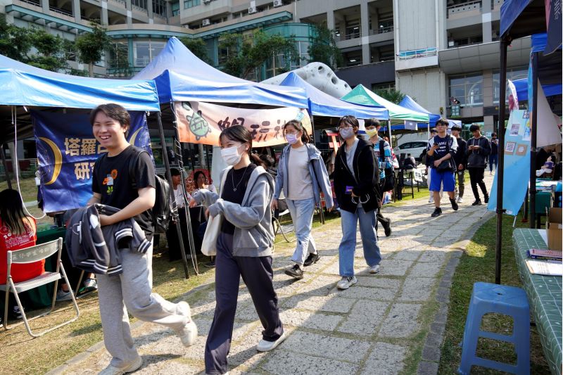 正修社博吸睛 暢玩塔羅牌 魔術驚奇連連  正修科大「龍曜新程、春榮盛鼎──社團博覽會  圖片來源：記者