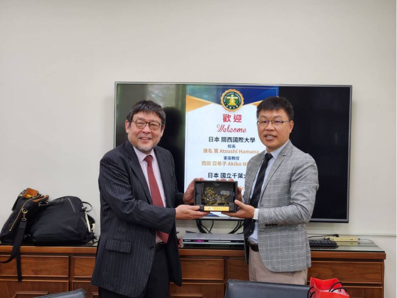 玄奘大學簡紹琦校長與關西國際大學濱名篤校長合影  圖片來源：玄奘大學