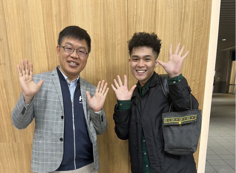 玄奘大學簡紹琦校長與影劇藝術學系畢業校友鄭宇均合影 圖片來源:玄奘大學 玄奘大學簡紹琦校長與影劇藝術學系畢業校友鄭宇均合影 圖片來源:玄奘大學