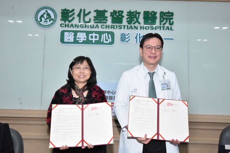 輔英科大林惠賢校長與彰基醫學中心總院長陳穆寬教授簽訂合作備忘錄 圖片來源:記者 輔英科大林惠賢校長與彰基醫學中心總院長陳穆寬教授簽訂合作備忘錄 圖片來源:記者