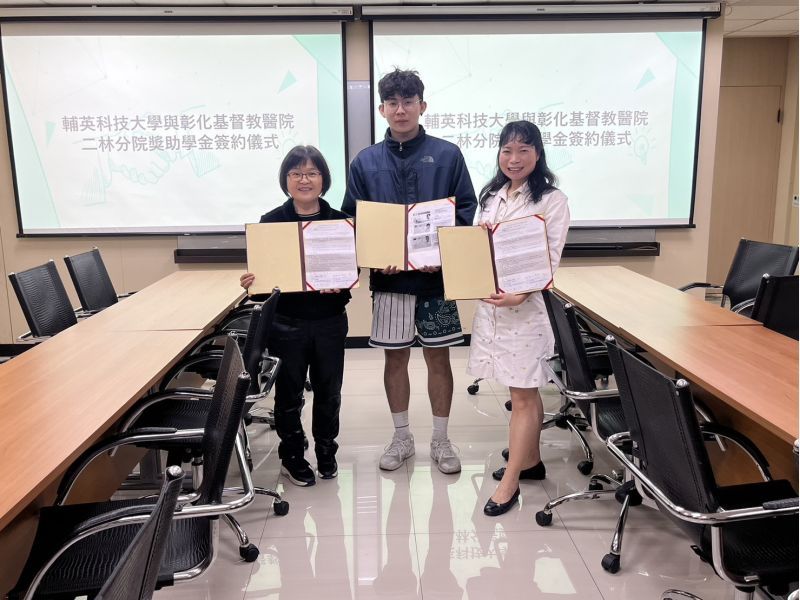 彰基二林分院護理部主任康美玉(左)與輔英林聖恩(中)、護理學院陳淑銘副院長合影 圖片來源:記者 彰基二林分院護理部主任康美玉(左)與輔英林聖恩(中)、護理學院陳淑銘副院長合影 圖片來源:記者
