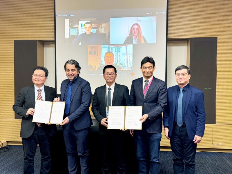 大港創艦與科索沃創新中心（ICK）簽署合作備忘錄，由科索沃普利斯提納市Përparim Rama市長及高市府郭添貴秘書長共同見證。  圖片來源：高市府經發局
