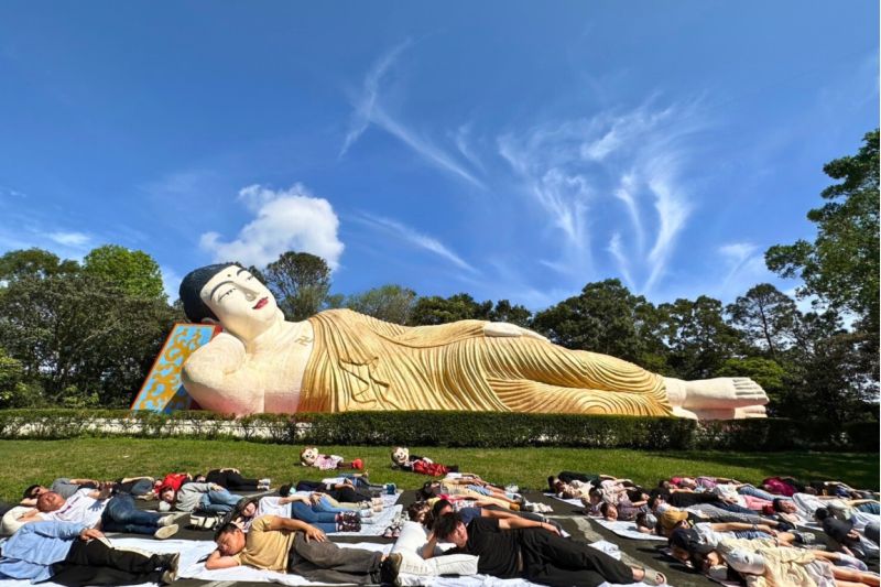 主題遊樂園區特別連續二年舉辦「百人吉祥臥」活動,今年除了持續邀約關西在地鄉親外,更是廣邀桃竹苗地區的鄉親一起來參與這麼有意義的活動,讓大家也能沾沾喜氣。 圖片來源:六福村 主題遊樂園區特別連續二年舉辦「百人吉祥臥」活動,今年除了持續邀約關西在地鄉親外,更是廣邀桃竹苗地區的鄉親一起來參與這麼有意義的活動,讓大家也能沾沾喜氣。 圖片來源:六福村