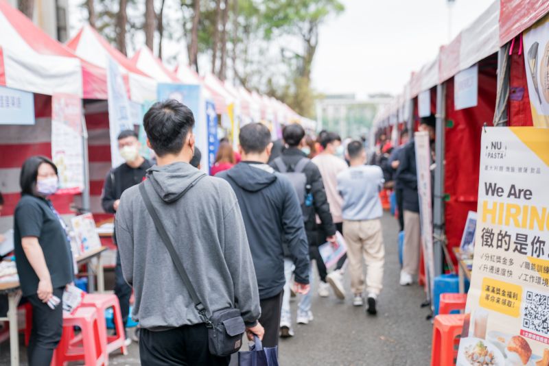 明新科大3月26日舉辦2024校園徵才就業博覽會,科技大廠進駐設攤開高薪尋才。 圖片來源:明新科大 明新科大3月26日舉辦2024校園徵才就業博覽會,科技大廠進駐設攤開高薪尋才。 圖片來源:明新科大