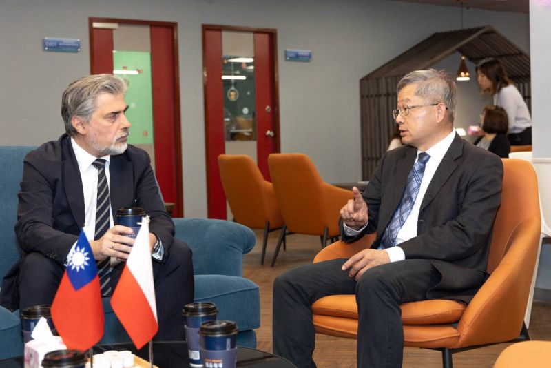 校長吳誠文(右)與波蘭駐台北辦公室處長高則叡(左)之演講前談話情形
