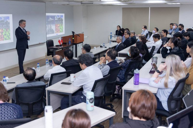 南臺科技大學校長吳誠文(右)與波蘭駐台北