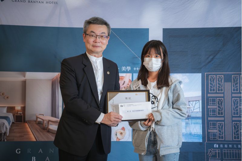 禧榕軒飯店總經理陳晃展（左）頒發獎狀授予得獎同學  圖片來源：記者林清雲
