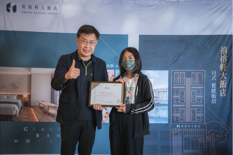 南台南家扶中心主任頒發獎狀授予得獎同學  圖片來源：記者林清雲