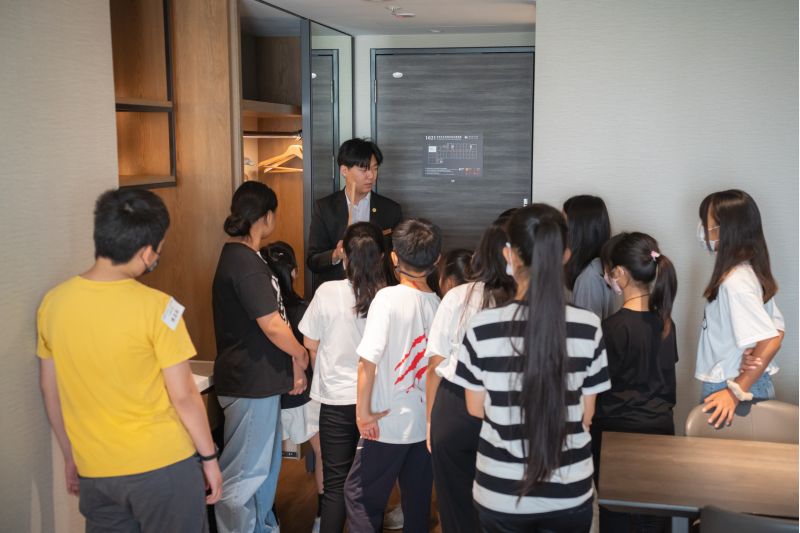 洗榕軒飯店公關副理李俊毅帶領同學参訪 解說 體驗 飯店房務之工作。