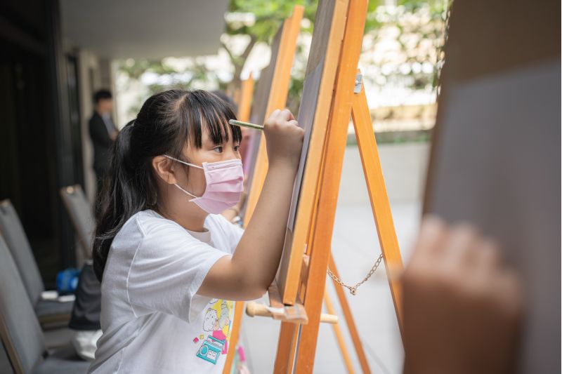 同學現場寫生認真發揮才藝