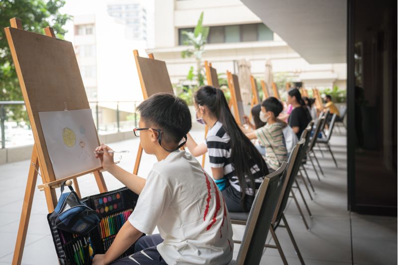 同學現場寫生認真發揮才藝