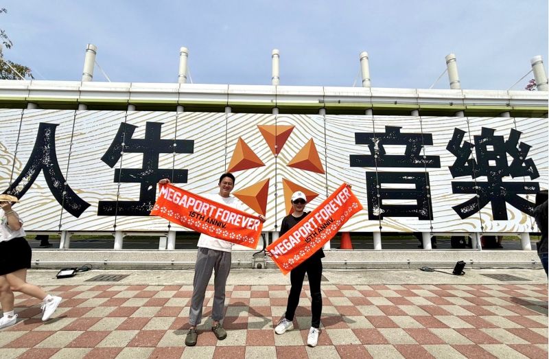 高市府經發局長廖泰翔與數位部數位產業署主秘黃雅萍親自到場支持大港開唱,與民眾共同嗨起來! 圖片來源:高市府經發局 高市府經發局長廖泰翔與數位部數位產業署主秘黃雅萍親自到場支持大港開唱,與民眾共同嗨起來! 圖片來源:高市府經發局