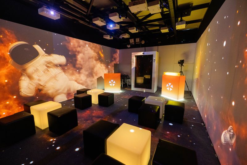 「大港杯MEGA BAR」互動體驗酒吧,透過可移動式沉浸式貨櫃與5G切片技術,與現場觀眾進行互動展演,陪伴觀眾啜飲不同人生滋味。 「大港杯MEGA BAR」互動體驗酒吧,透過可移動式沉浸式貨櫃與5G切片技術,與現場觀眾進行互動展演,陪伴觀眾啜飲不同人生滋味。