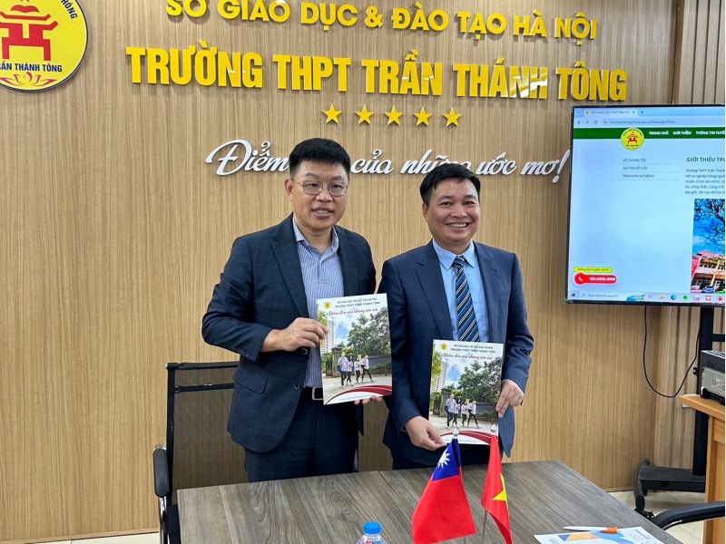 玄奘大學校長與越南Tran Thanh Tong 高中董事長（陳清塘中學）簽署合作備忘錄  圖片來源：玄奘大學