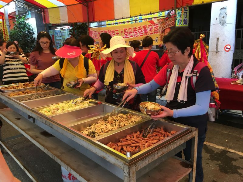 永靖鄉村與社區提供香客豐盛的餐食補給 圖片來源:頂新和德文教基金會 永靖鄉村與社區提供香客豐盛的餐食補給 圖片來源:頂新和德文教基金會