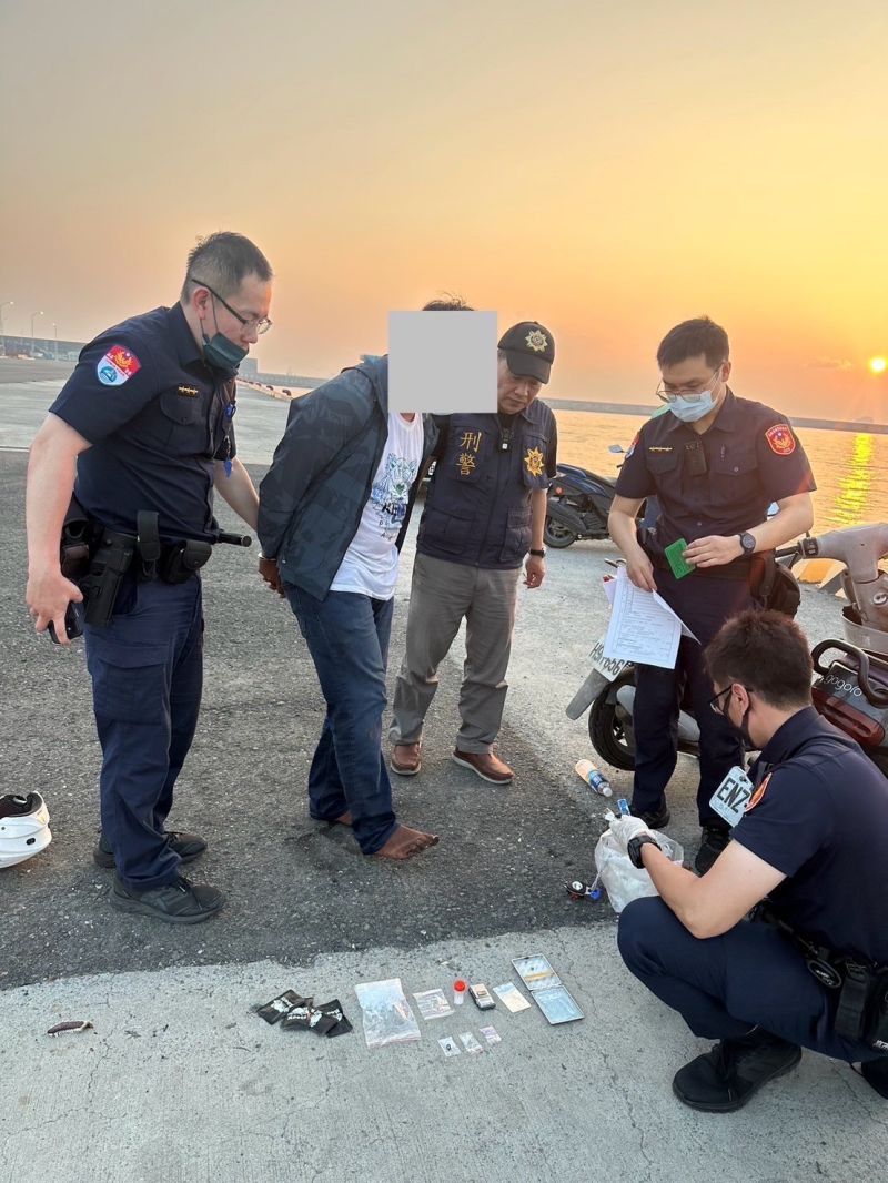 高雄港警取締違規釣魚,毒品通緝犯跳海逃逸遭逮。 圖片來源:吳進仁翻攝 高雄港警取締違規釣魚,毒品通緝犯跳海逃逸遭逮。 圖片來源:吳進仁翻攝