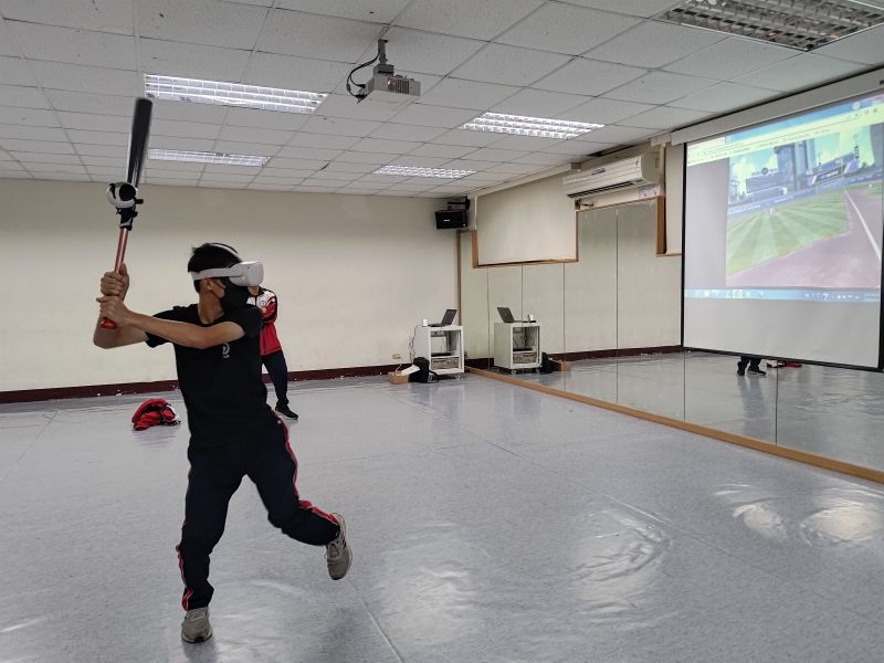 明新科技大學引進VR互動棒球系統，清華高中學生前來開箱體驗模擬MLB球場打擊。  圖片來源：明新科大
