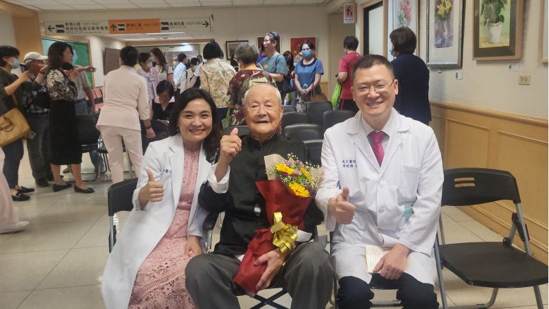 成大醫院李經維院長 (右)百 歲人瑞沈健一老師(中)合影 成大醫院李經維院長 (右)百 歲人瑞沈健一老師(中)合影