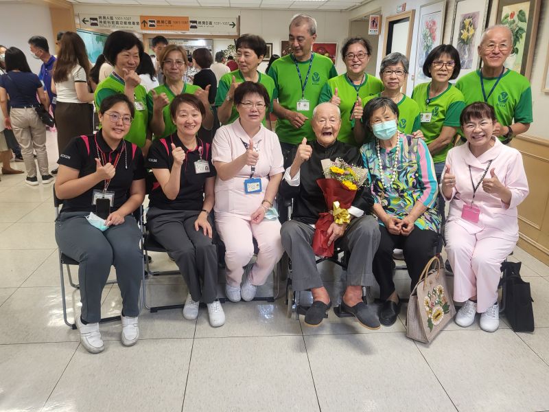 百歲 人瑞沈健ㄧ老師與志工合影 百歲 人瑞沈健ㄧ老師與志工合影