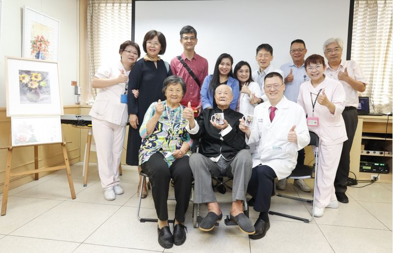 成大醫院李經維院長致贈感謝禮予沈老師一家人 (右一:成大醫院李經維院長;右二:高齡醫學部羅玉岱醫師) 成大醫院李經維院長致贈感謝禮予沈老師一家人 (右一:成大醫院李經維院長;右二:高齡醫學部羅玉岱醫師)