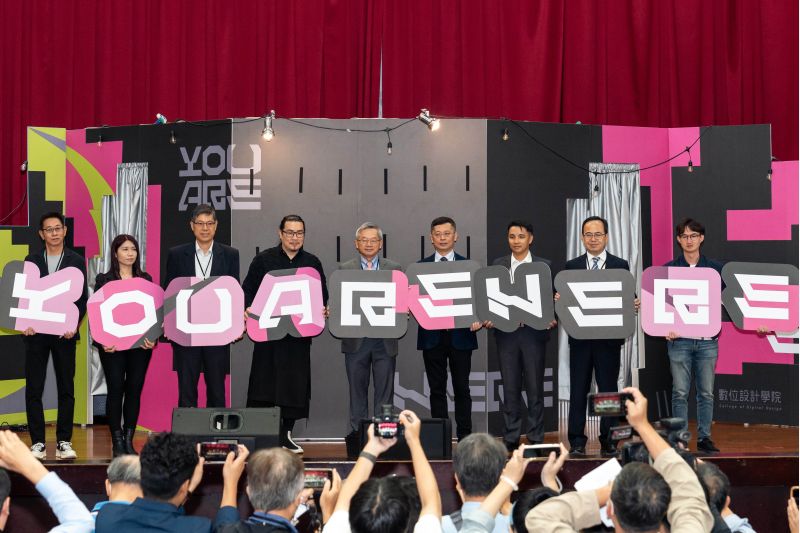 南台科技大學校長吳誠文暨與會來賓合影 圖片來源:記者林清雲 南台科技大學校長吳誠文暨與會來賓合影 圖片來源:記者林清雲