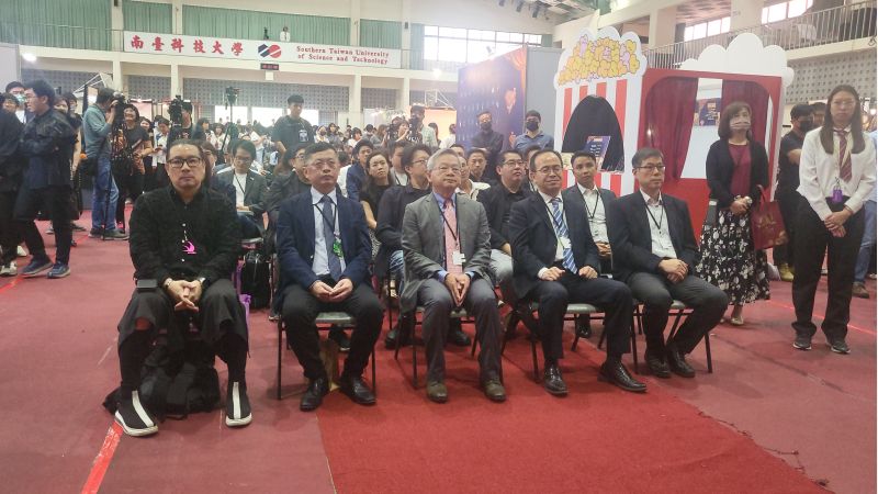 南台科技大學校長吳誠文暨與會來賓合影 圖片來源:記者林清雲 南台科技大學校長吳誠文暨與會來賓合影 圖片來源:記者林清雲