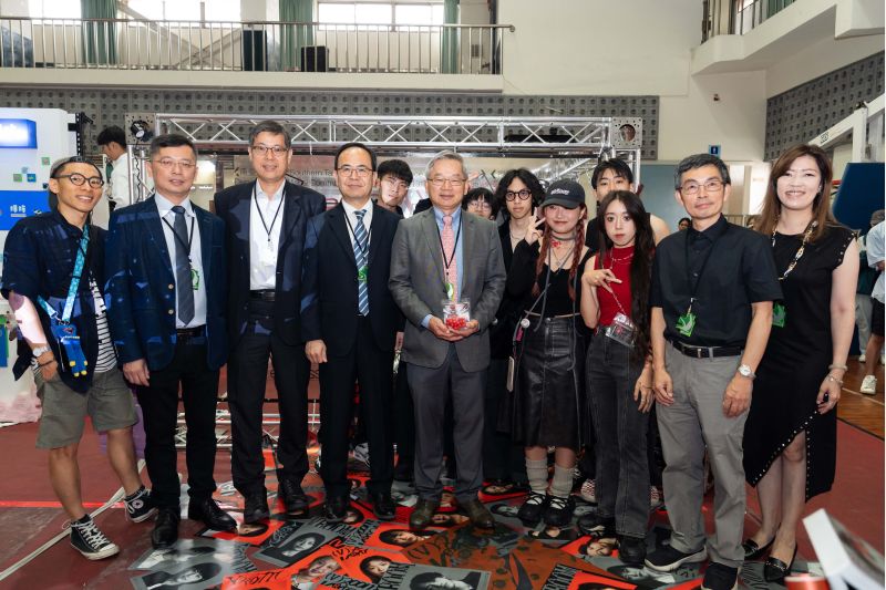 南台科技大學校長吳誠文與來賓視察畢業生設計展聆聽畢業生設計理念合影 圖片來源:記者林清雲 南台科技大學校長吳誠文與來賓視察畢業生設計展聆聽畢業生設計理念合影 圖片來源:記者林清雲