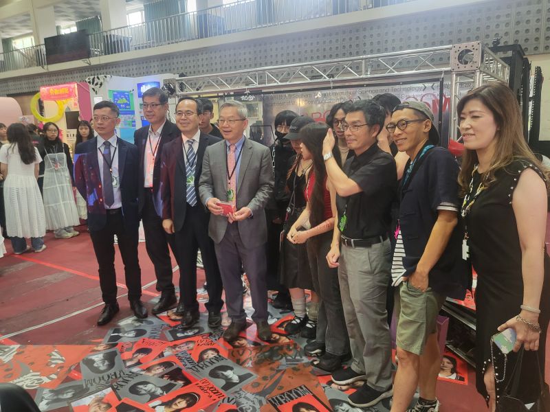 南台科技大學校長吳誠文與來賓視察畢業生設計展聆聽畢業生設計理念 圖片來源:記者林清雲 南台科技大學校長吳誠文與來賓視察畢業生設計展聆聽畢業生設計理念 圖片來源:記者林清雲