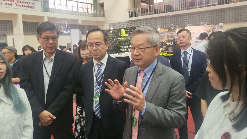 南台科技大學校長吳誠文與來賓視察畢業生設計展聆聽畢業生設計理念 圖片來源:記者林清雲 南台科技大學校長吳誠文與來賓視察畢業生設計展聆聽畢業生設計理念 圖片來源:記者林清雲